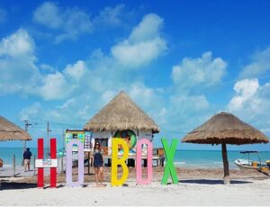 letras de holbox frente al mar